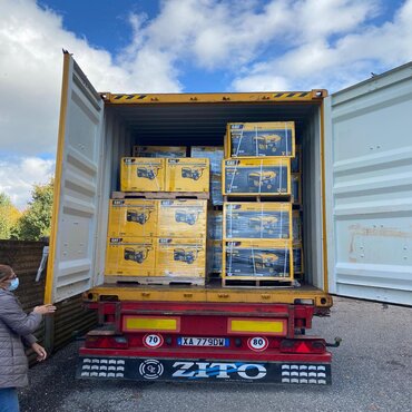 وصول شحنة مولدات مجرورة من شركة كاتربيلر العالمية